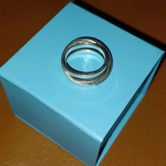 > Ring engraved with Pandora and has multiple cubic zirconia stones - Picture 3 of 9
